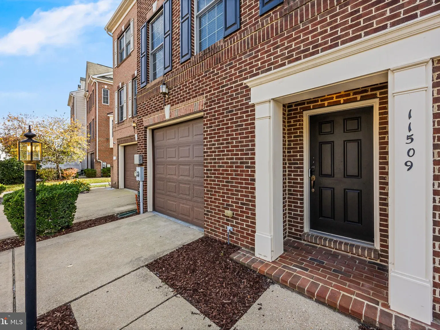3 bed, 4.0 bath, 2068 sqft, $2,800 — Photo 2