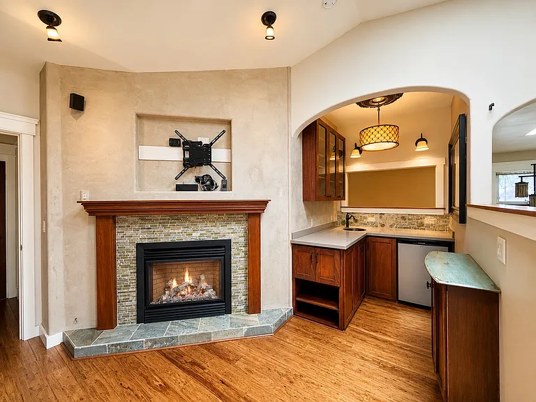 126 Center St — Photo 16