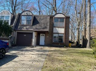 28 Goshawk Ct, Voorhees, NJ 08043