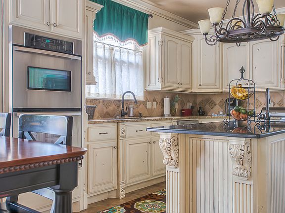 4th image of 401 Cedarburg Ct