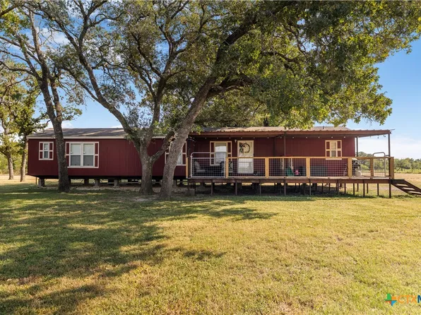 2160 Leisure Ln, Goliad, TX 77963