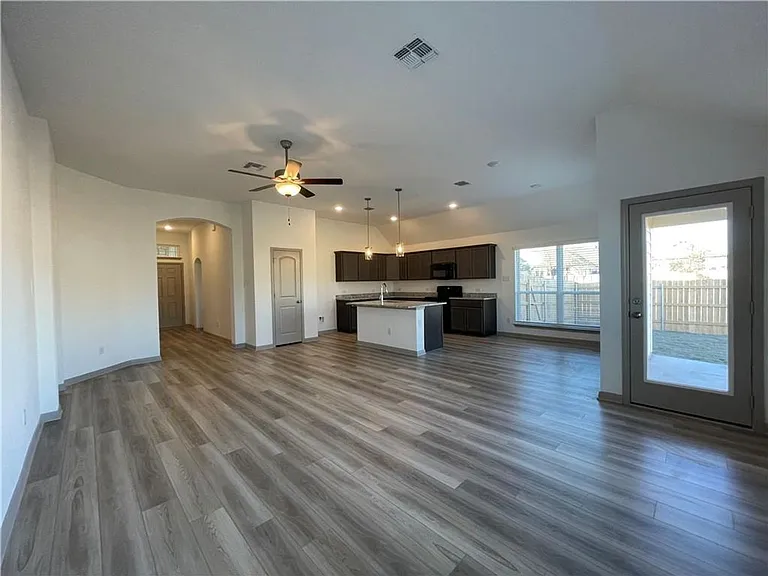 917 Hollyhock Dr — Photo 7