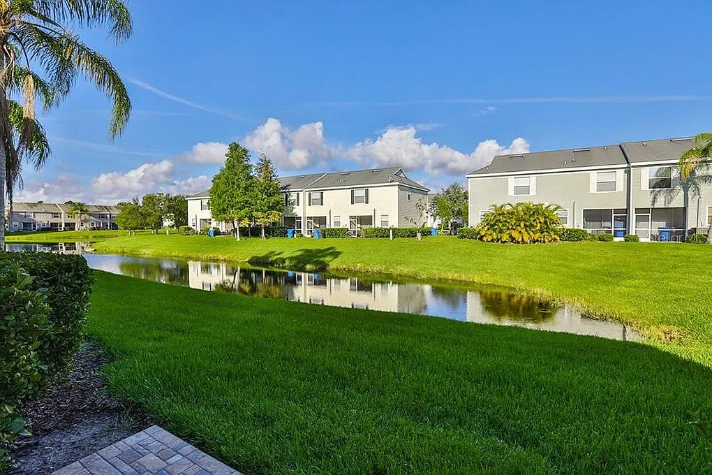 2 bed, 1.5 bath, 1252 sqft, $1,950 — Photo 2
