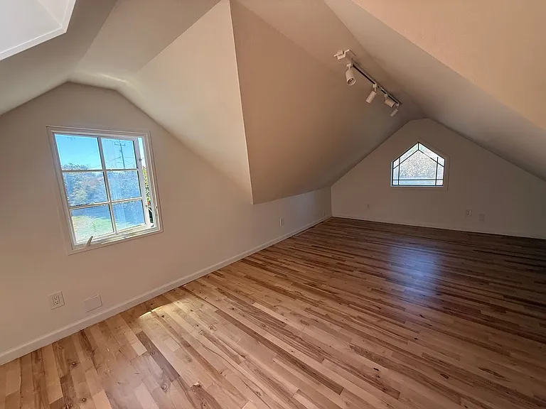 1472 Chanticleer Ave — Photo 11