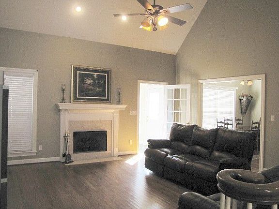 3rd image of 180 Candice Dr NE
