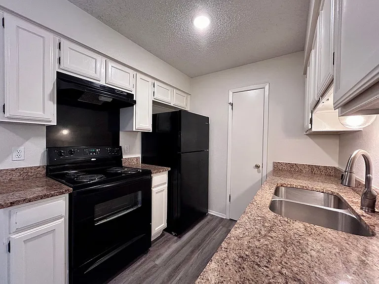 2103 Courtney St — Photo 16