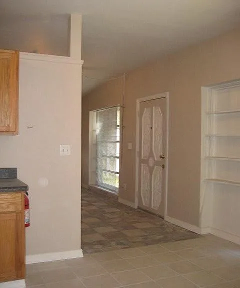 2132 Riviera Dr — Photo 10