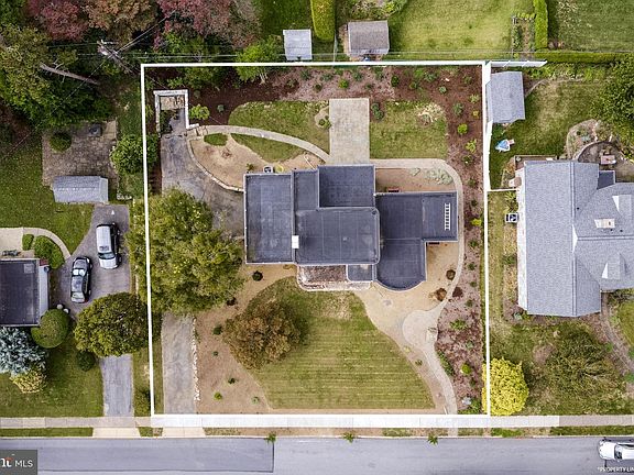 3rd image of 429 Devon Ter