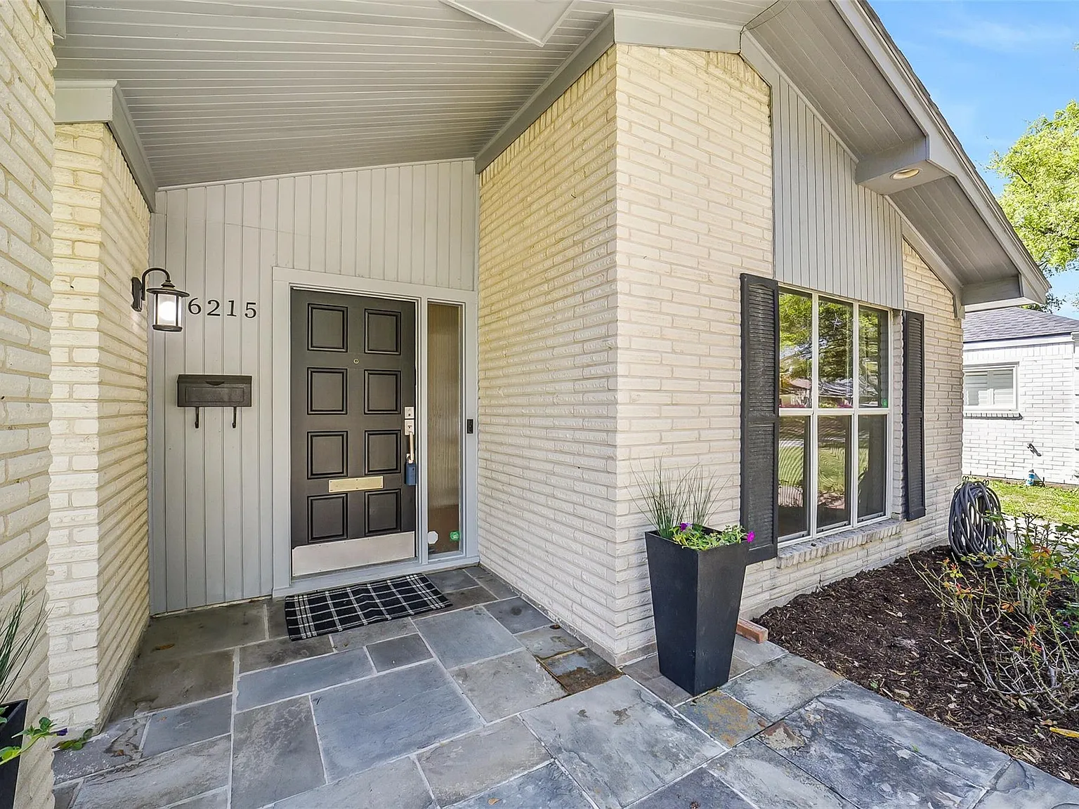 5 bed, 3.5 bath, 3367 sqft, $3,900 — Photo 2