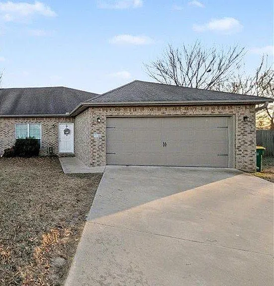 862 Oakwood Ln — Photo 1