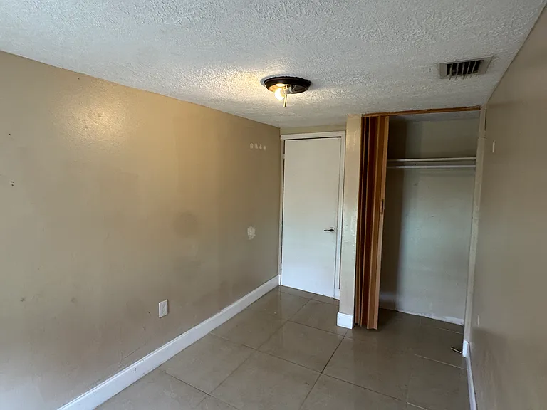1510 Avenue H — Photo 9