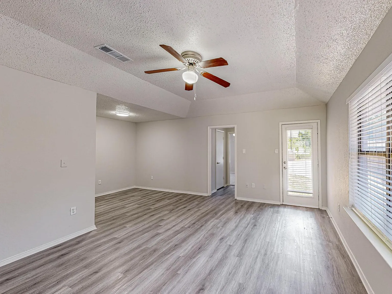 2 bed, 954 sqft, $1,750 — Photo 2
