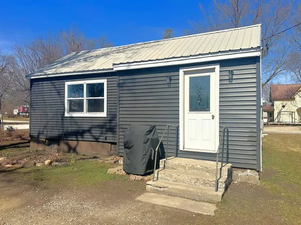 110 N 3rd St, Mallard, IA 50562