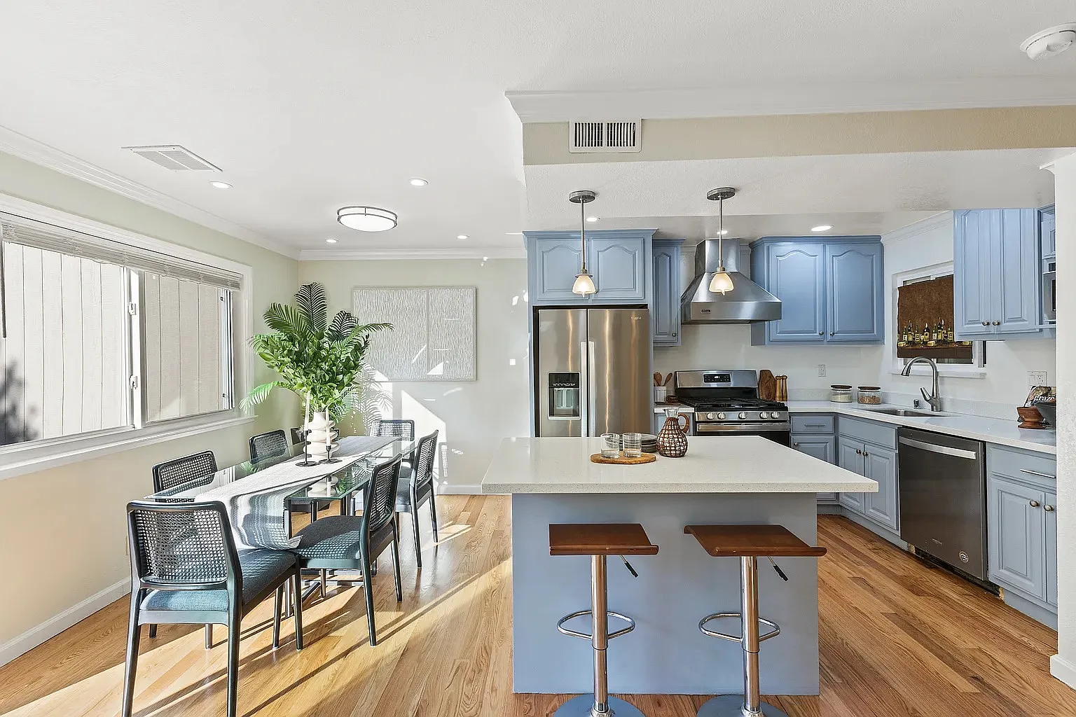 4 bed, 2.5 bath, 1373 sqft, $5,000 — Photo 4