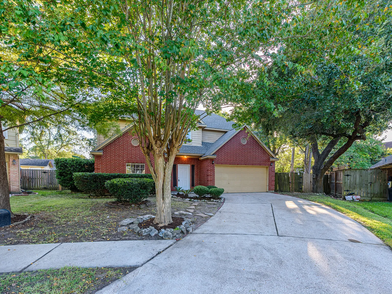 5 bed, 2.5 bath, 2584 sqft, $2,300 — Photo 2