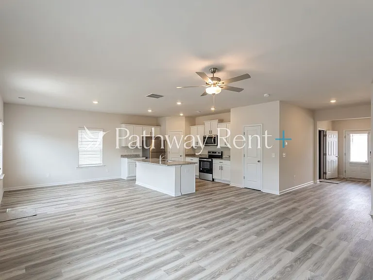 608 Mackenzie Cv — Photo 5