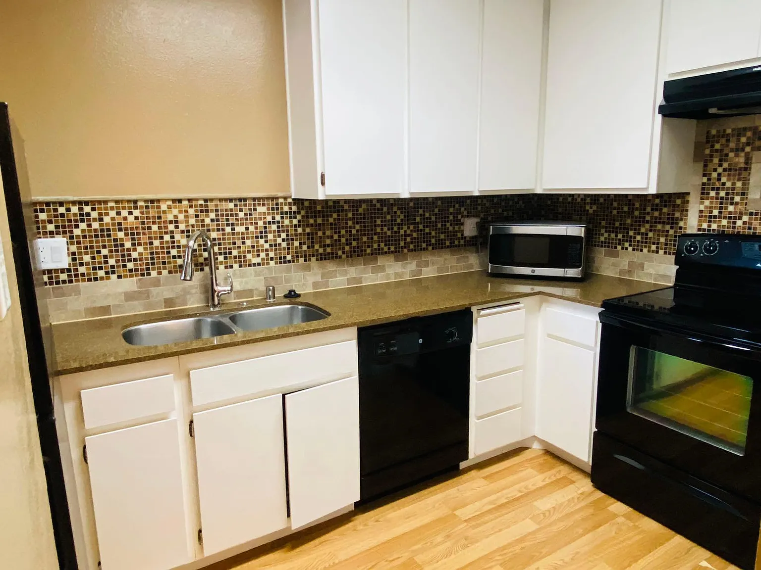 1 bed, 632 sqft, $2,430 — Photo 3