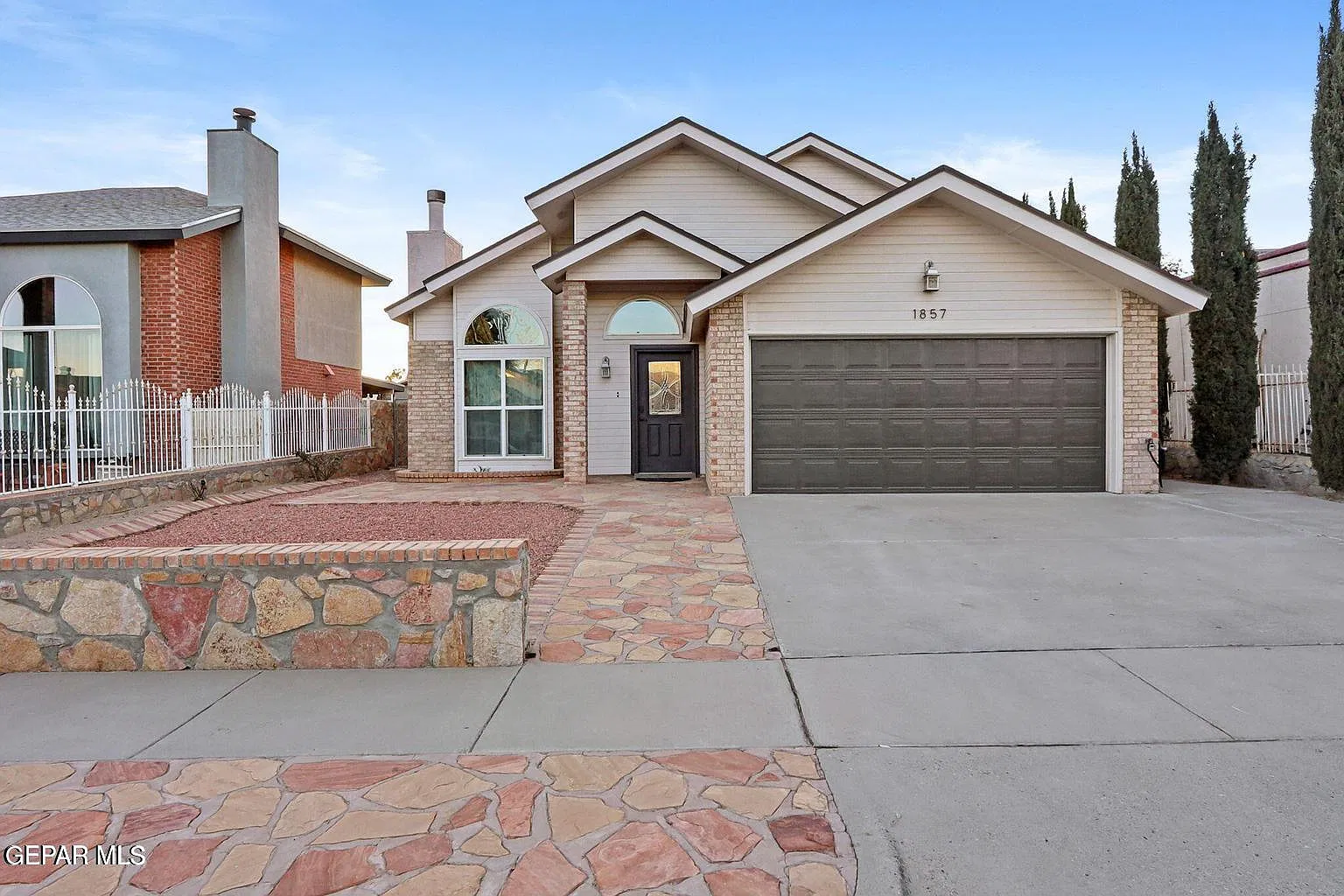 3 bed, 2.0 bath, 1313 sqft, $1,595 — Photo 1
