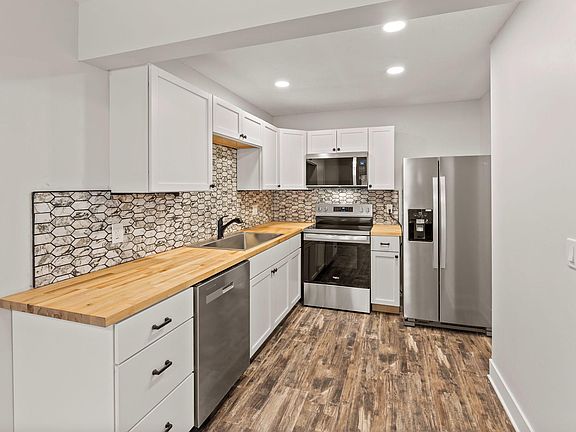 3rd image of 1478 Woodview Ave E