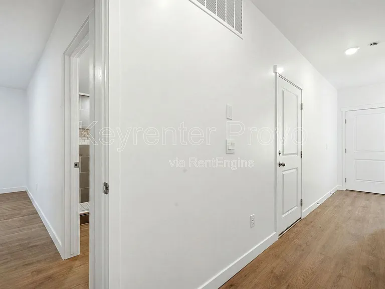 371 E Levengrove Dr — Photo 3