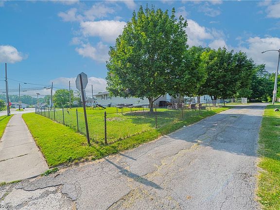 5th image of 82 Woodford Ave