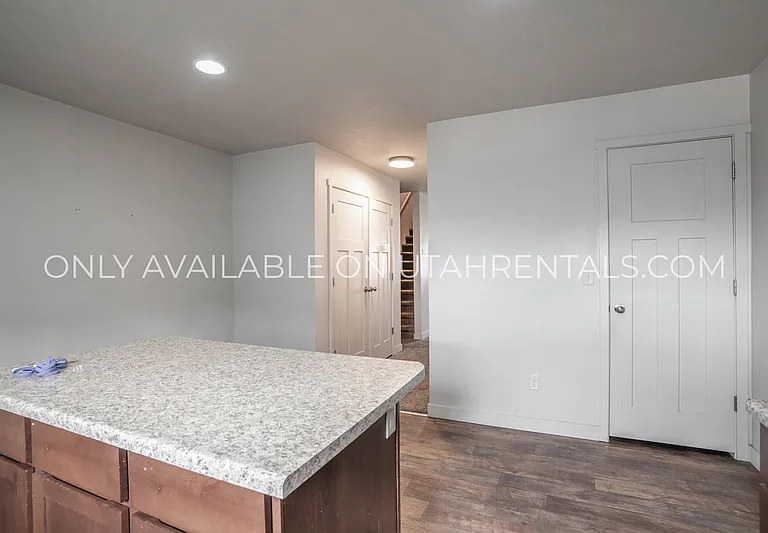 204 N 725 E — Photo 11