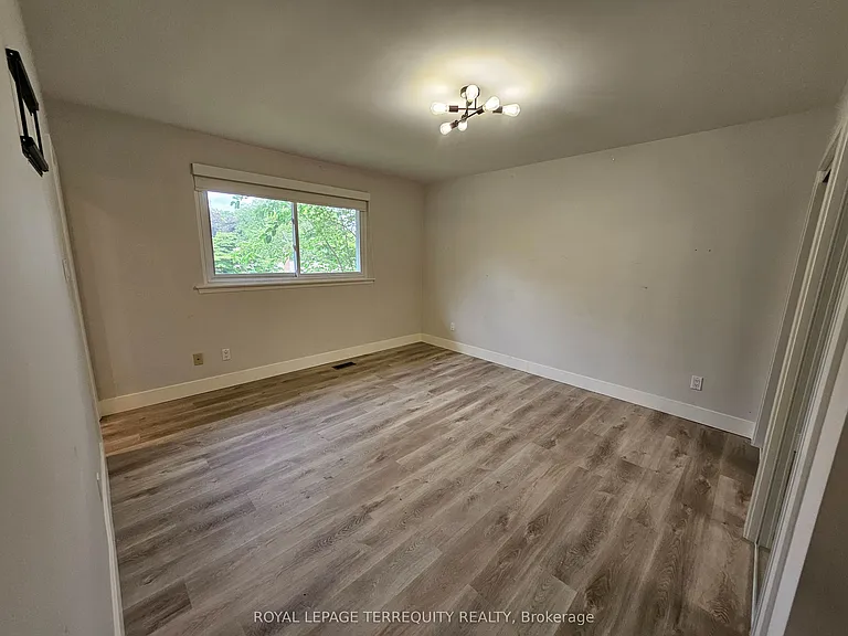 2067 Obeck Cres — Photo 42