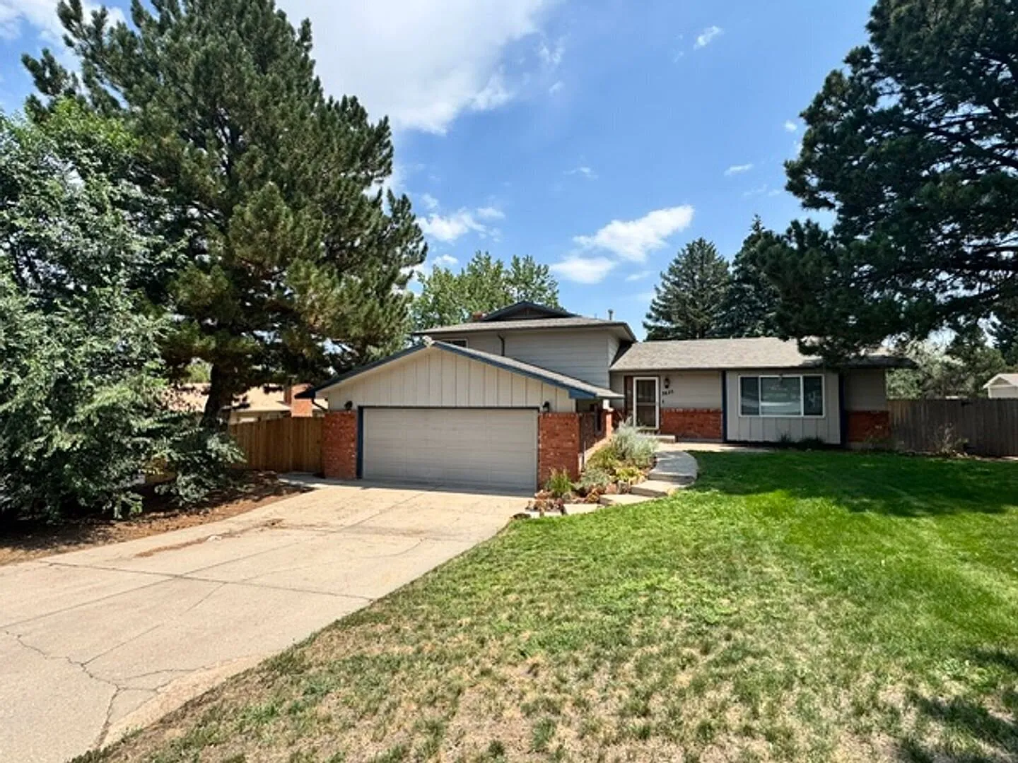 Spacious 4 Bd Home With Bonus Room, Double Deck & Finished Basement! — Photo 2