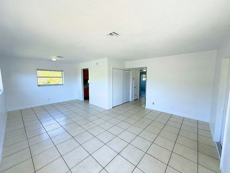 432 NW 42nd St #4 — Photo 3