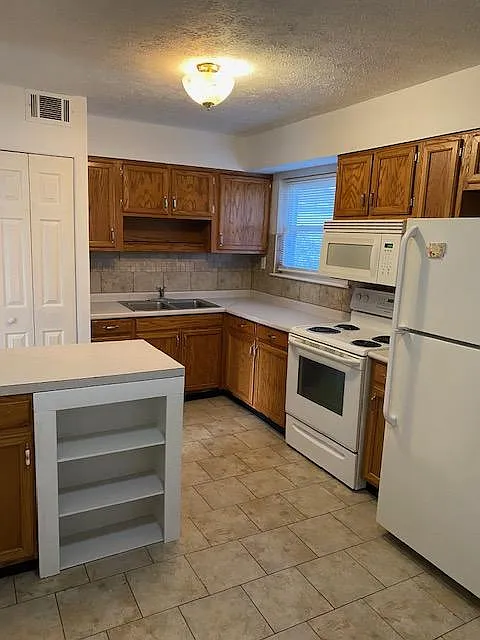 3 bed, 1090 sqft, $1,550 — Photo 3