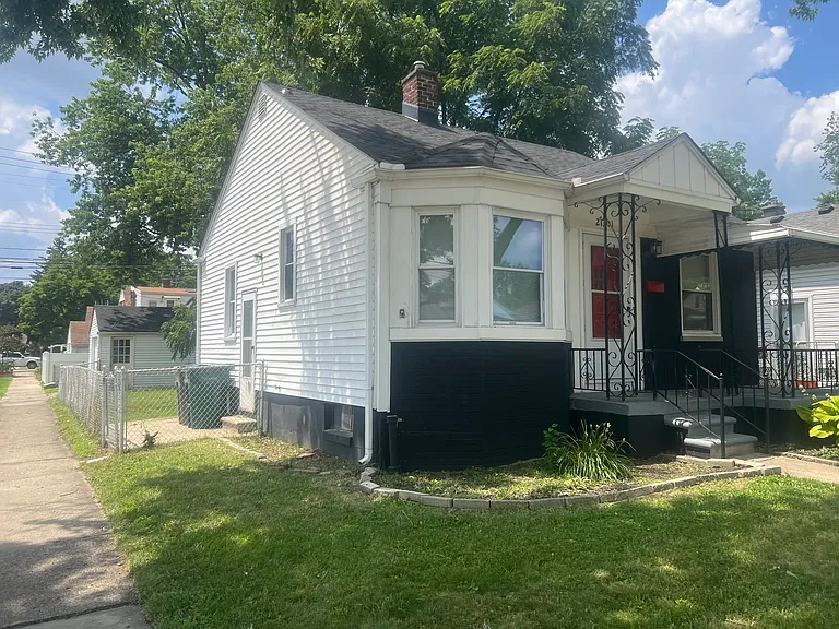 21301 Audette St — Photo 3