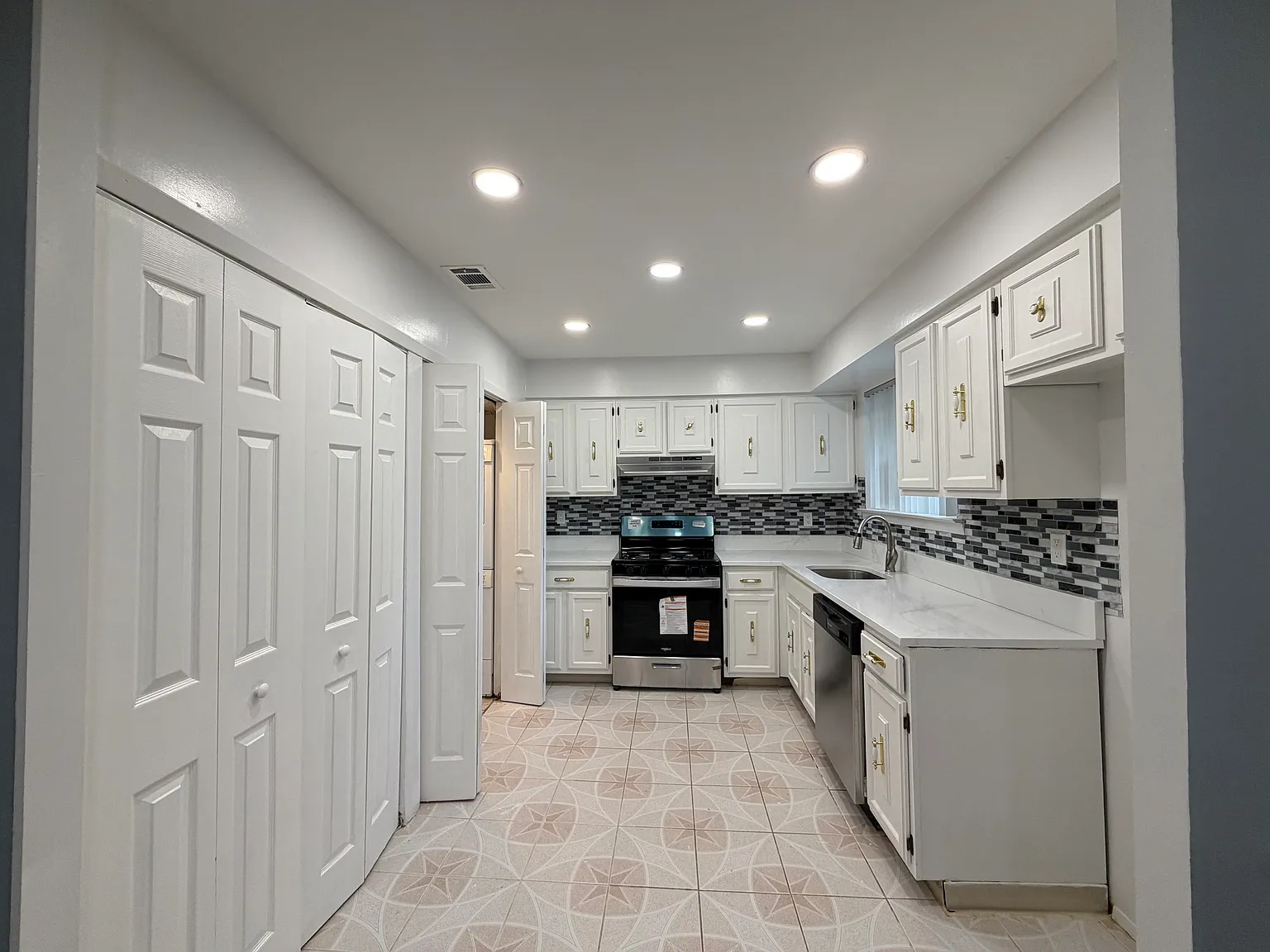 3 bed, 1.5 bath, $3,300 — Photo 1