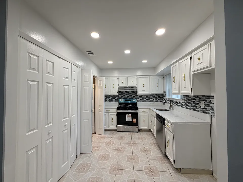 266 Feller Dr #1