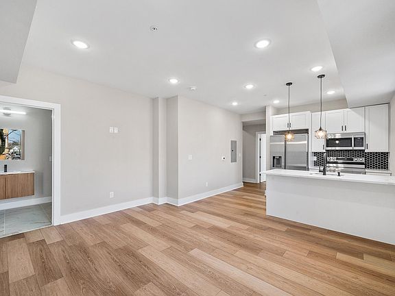 5th image of 2820 W Diamond St #102af3c0b