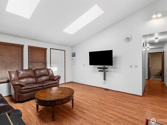 4th image of 642 Hidden Forest Drive SE