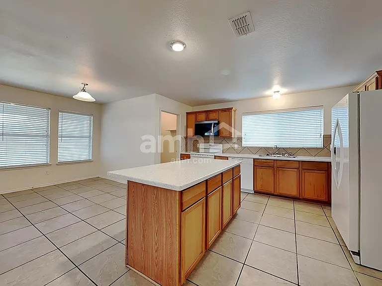 1003 San Antonio Dr — Photo 3