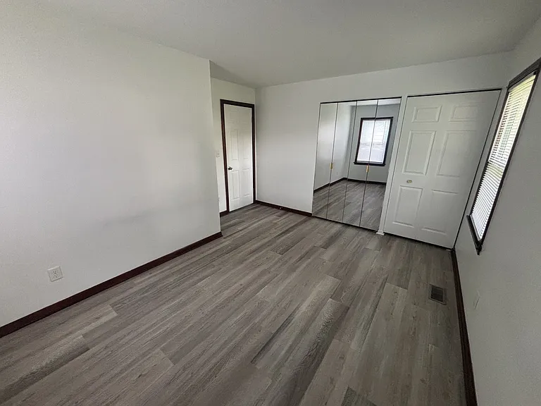 1352 Crestwood Dr — Photo 12