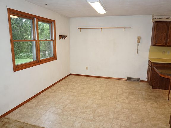 5th image of 226 W 1st St