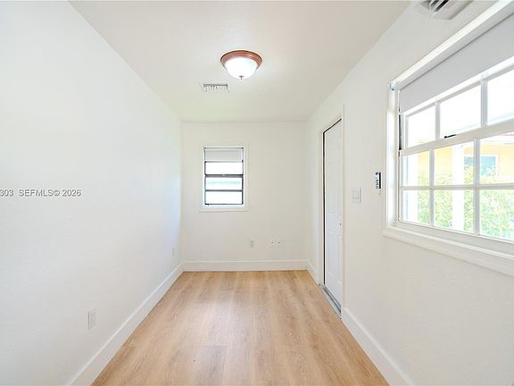 4th image of 27 SW 55th Avenue Rd #R