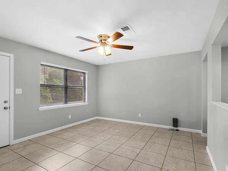 63 Jackson Ave — Photo 4