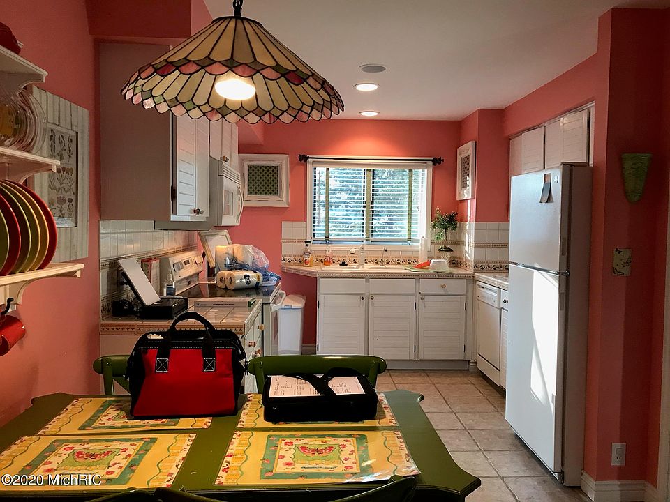 2nd image of 255 Spear St