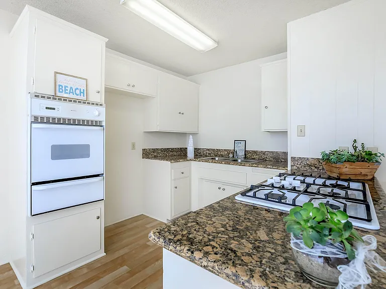 Sea Breeze Beach Apartments — Photo 31