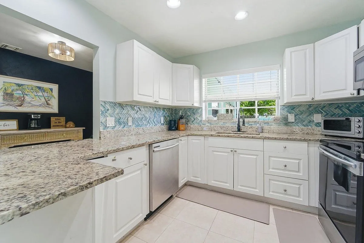 4 bed, 2.0 bath, 2298 sqft, $4,000 — Photo 1