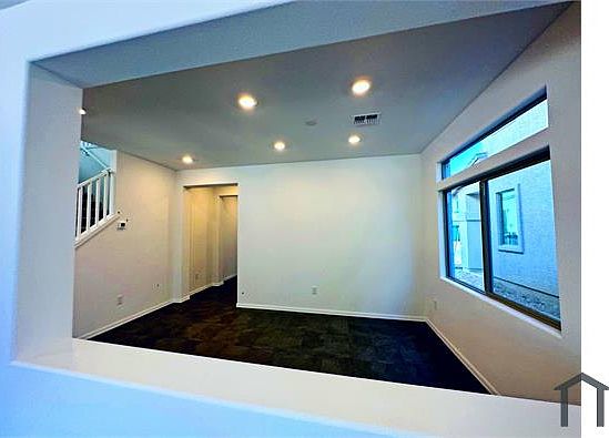4th image of 631 Great River Ave