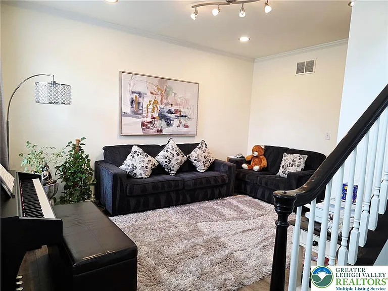 1052 Kingston Ln — Photo 17