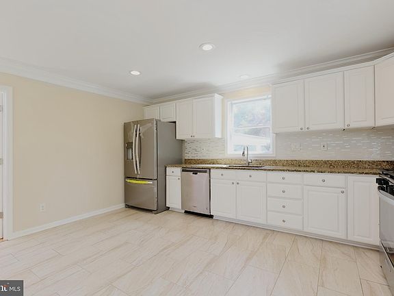 5th image of 4811 Lawrence St