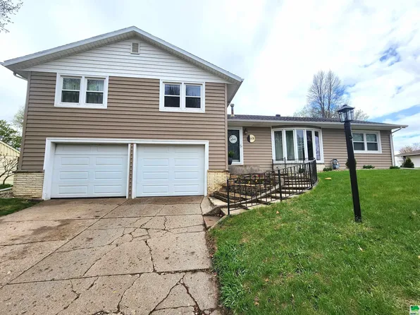608 8th St, Alton, IA 51003