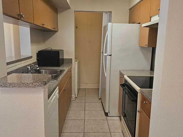 2905 Winkler Ave #713 — Photo 8