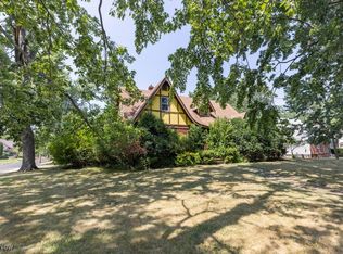 18145 Lake Shore Blvd, Cleveland, OH 44119