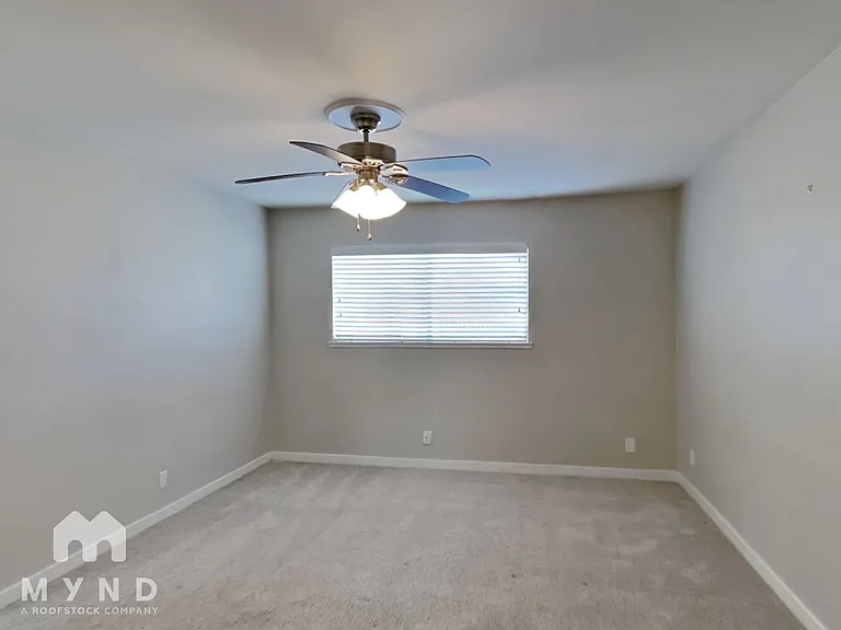 1013 James Lovell St — Photo 7
